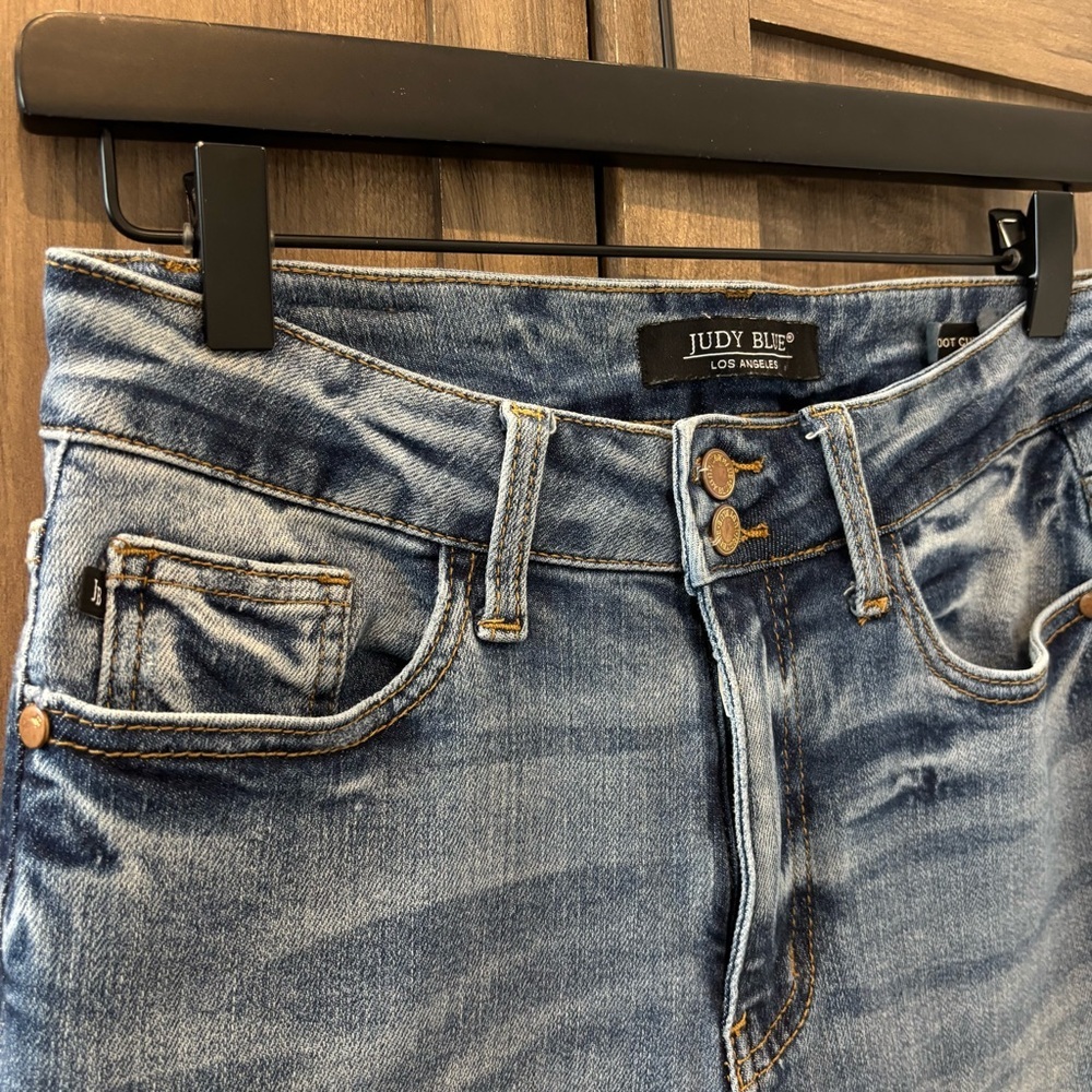 JUDY BLUE Double Button Bootcut Jeans frayed hem - Picture 4 of 10